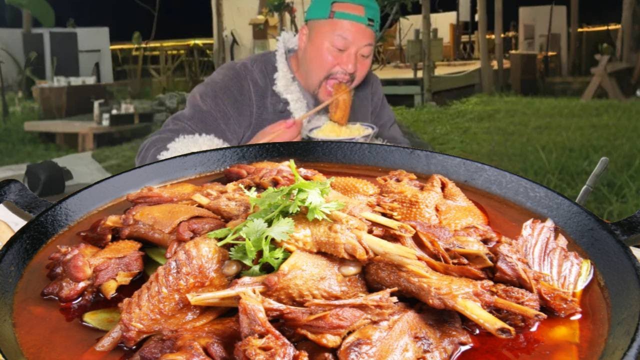 当牛尾、肥肠与五花肉在锅中邂逅，一场舌尖上的狂欢就此拉开序幕
