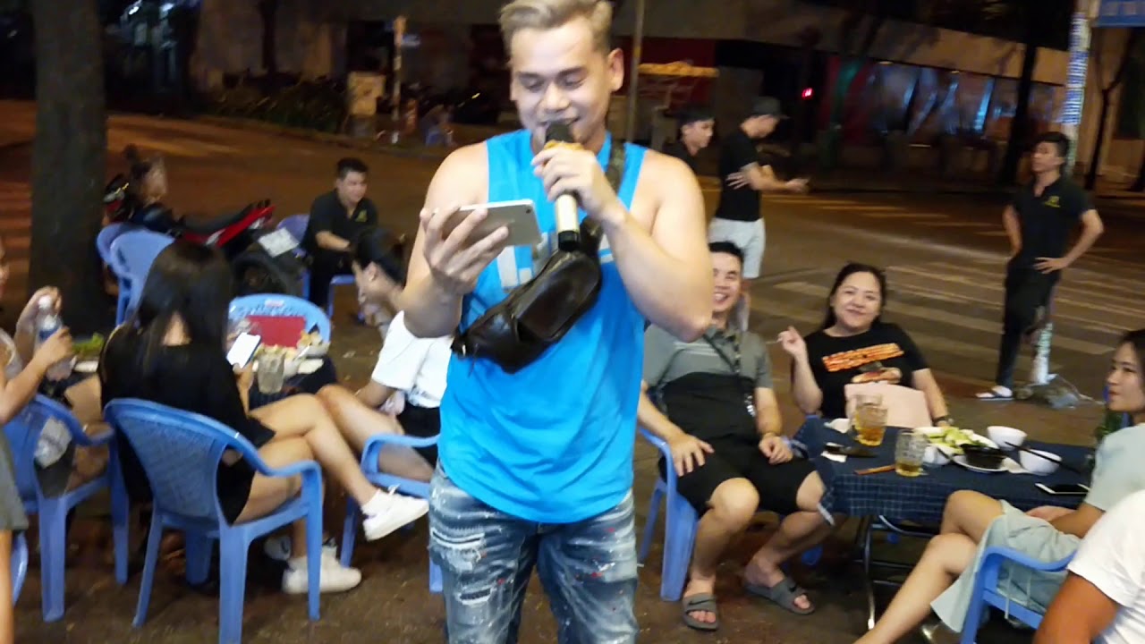 Ch&agrave;ng trai cover Hit H&atilde;y Trao Cho Anh của T&agrave;i Smile cực k&igrave; h&agrave;i hước tai Vỹ Dạ Qu&aacute;n