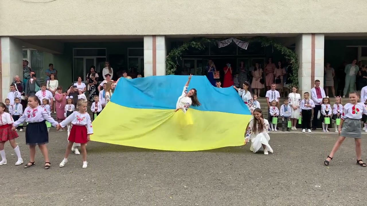 Танець на перше вересня у виконанні учениць 11 класу