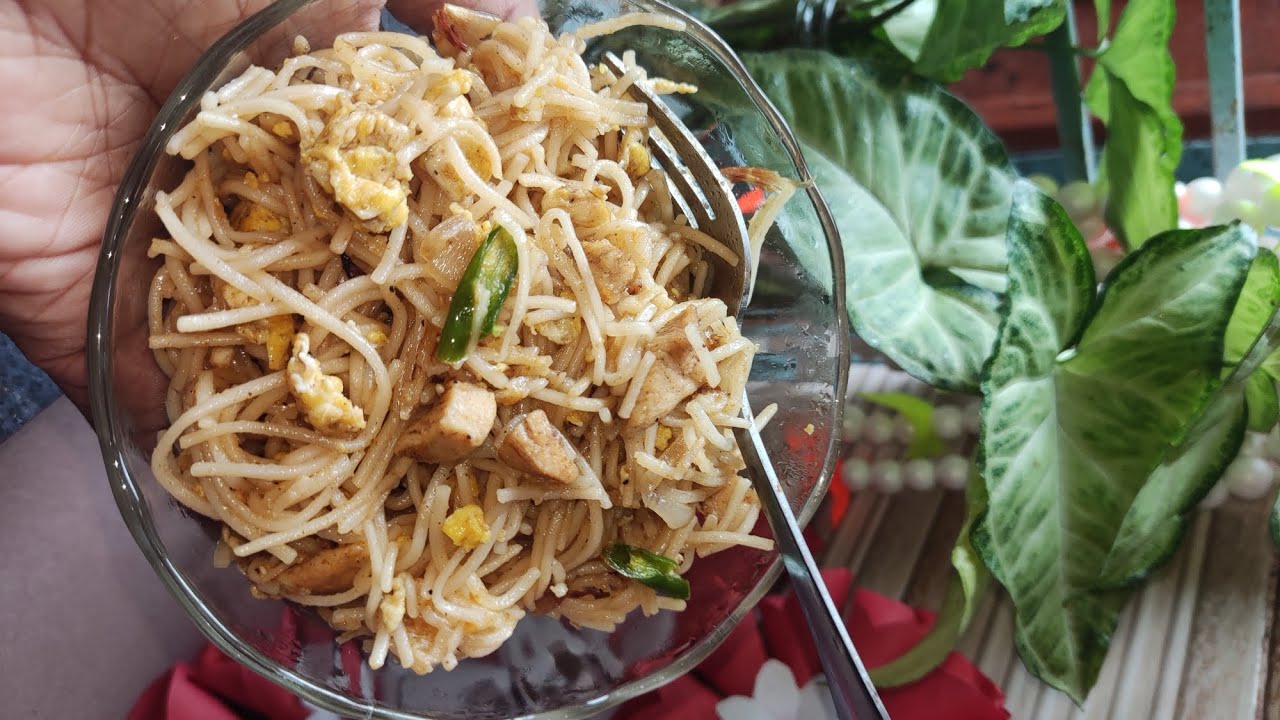 চিকেন নুডুলস রেসিপি (chicken noodles recipe)। অনেক মজার হয় এইভাবে নুডুলস রান্না করলে।