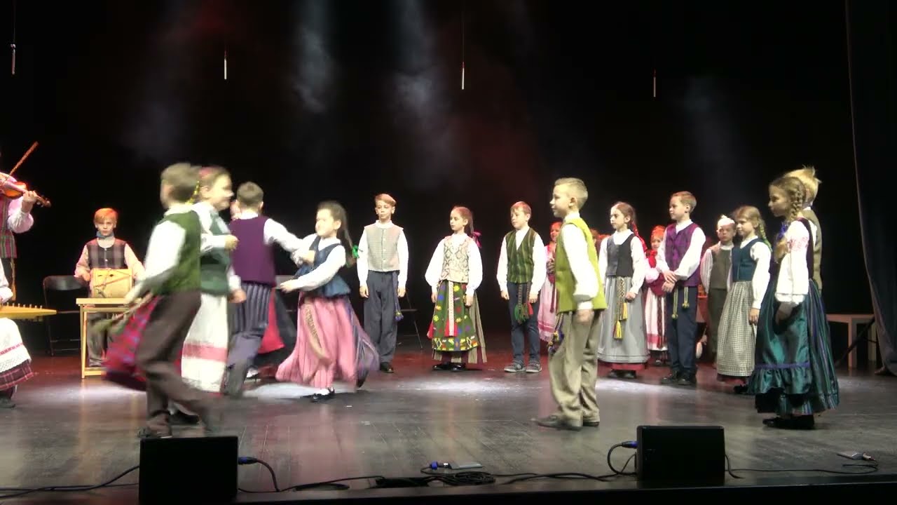 Vėdaras. Groja ir šoka Kauno Šilo pradinės mokyklos folkloro ansamblis ŠILINUKAI. Kaunas 2024 01 04