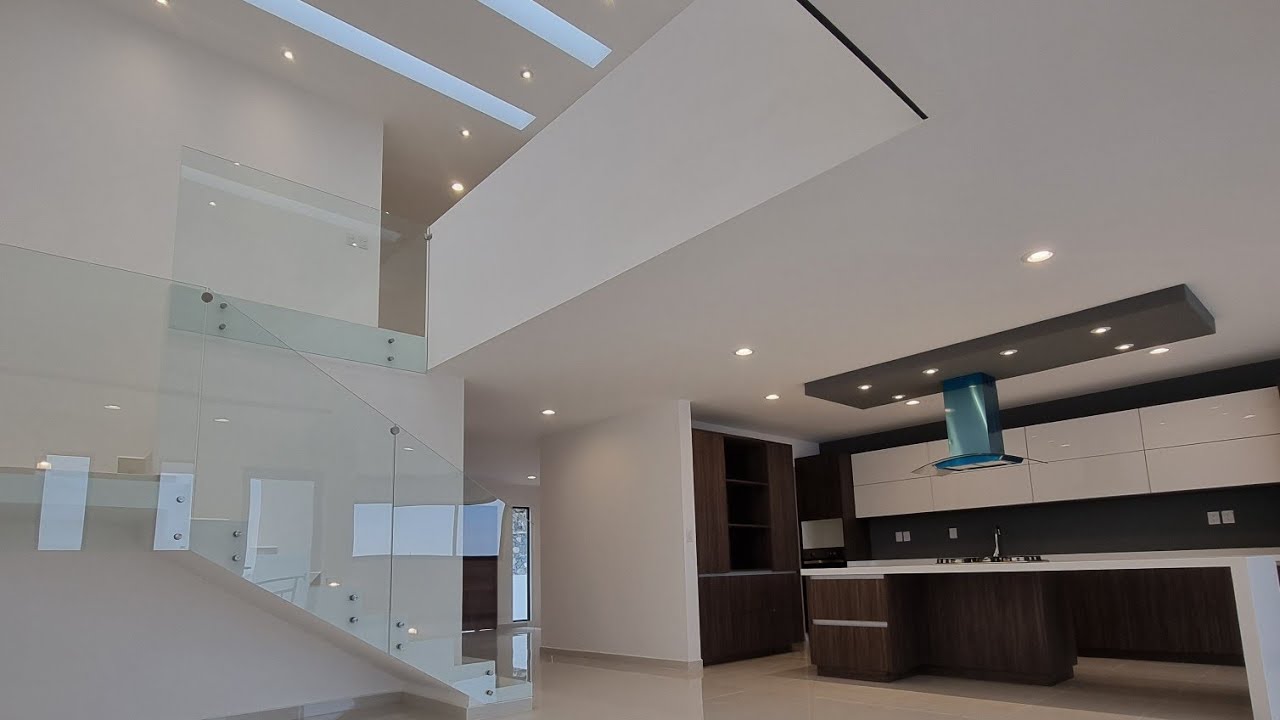 Casa con vista en venta en Lomas de Juriquilla, Querétaro. Sotano y roofgarden, a minutos de Antea