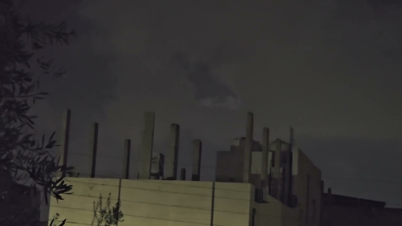 إختفاء القمر 🌙 وظهوره خلف الغيوم ☁️ سبحان الله