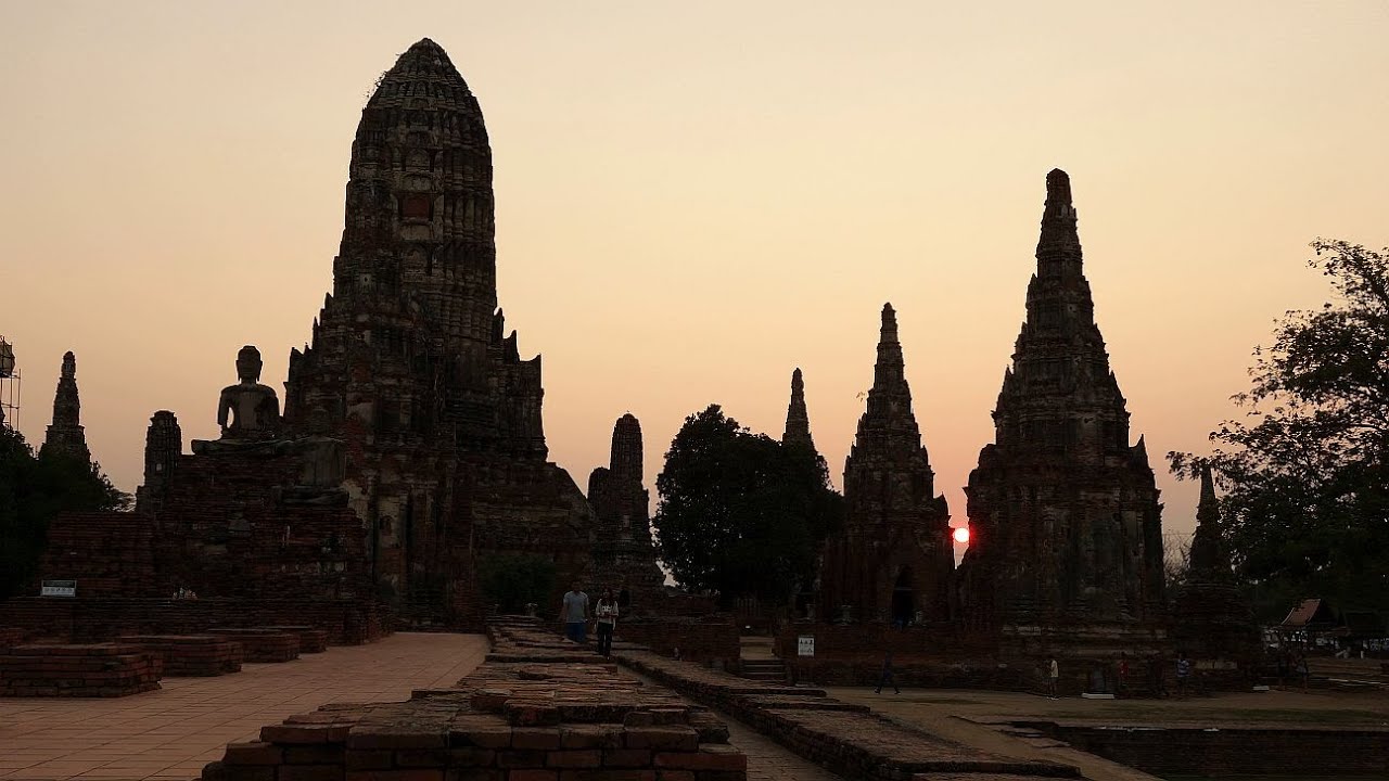Wat Chaiwatthanaram in Ayutthaya, Thailand - Stunning Views of The City's Most Impressive Temple!