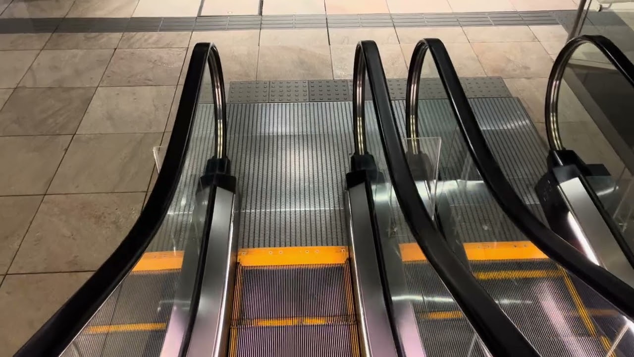 エスカレーター　東京日本橋タワー　　のぼり、くだり