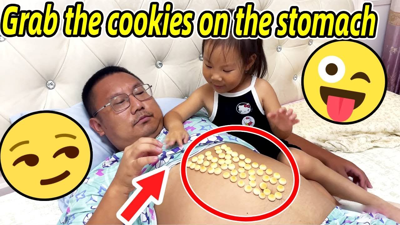 和爸爸抢小馒头吃【Fighting with dad over a little bun to eat】#最暖親子陪伴 #男人帶娃系列 #爹帶娃 #在家陪娃日常 #女兒奴