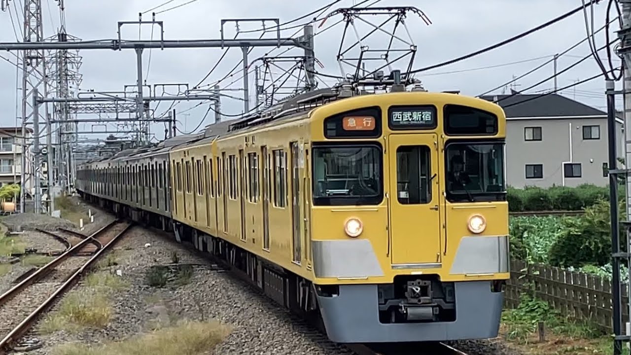 西武2000系2465編成＋2069編成（西武鉄道創立110周年記念トレイン）　急行西武新宿行きが西武立川駅に到着