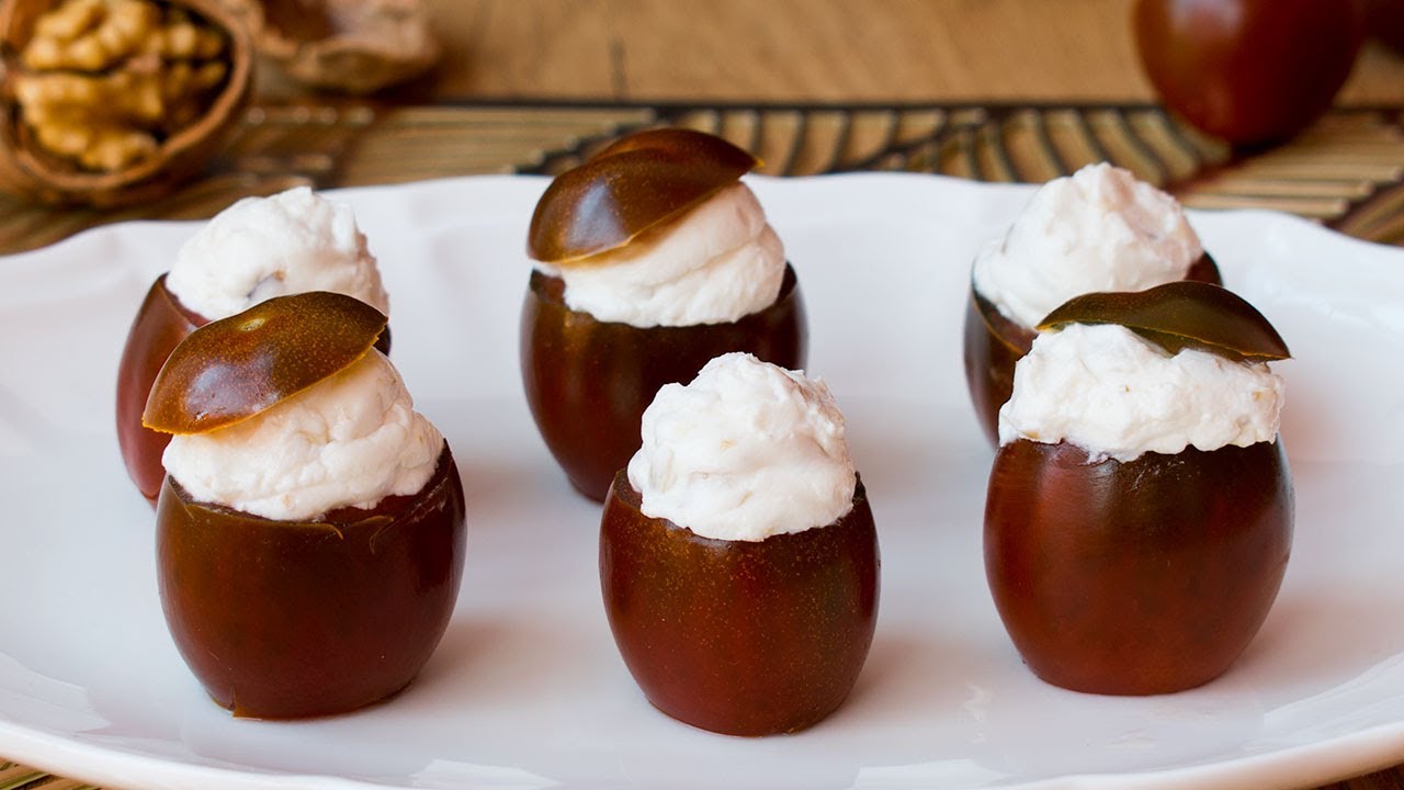 Tomates cherry rellenos de queso con nueces