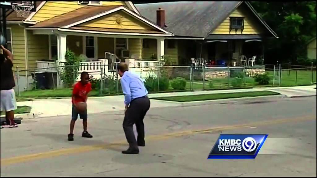 Police officers stop for basketball game with KC kids