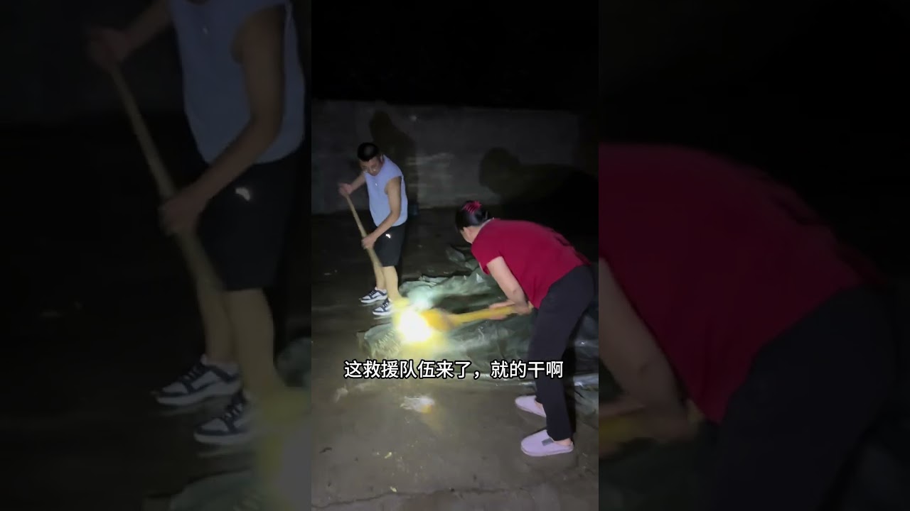 下班后急急忙忙也要回趟家，挑了妈妈爱吃的烤面筋、爸爸爱吃的蜜瓜，再一起吃顿晚饭，这就是平淡的幸福#回趟家才是最好的治愈 #和父母一起吃饭