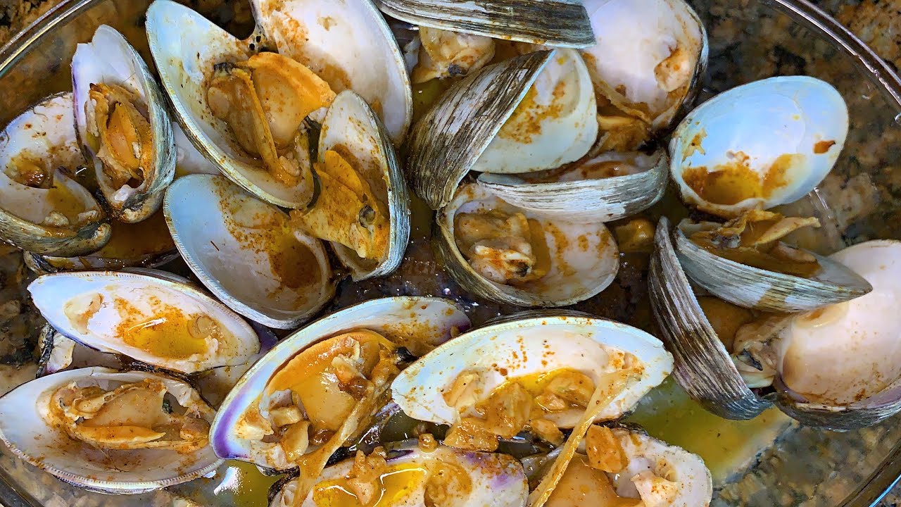 How to clean thaw and cook frozen live clams on a stove top