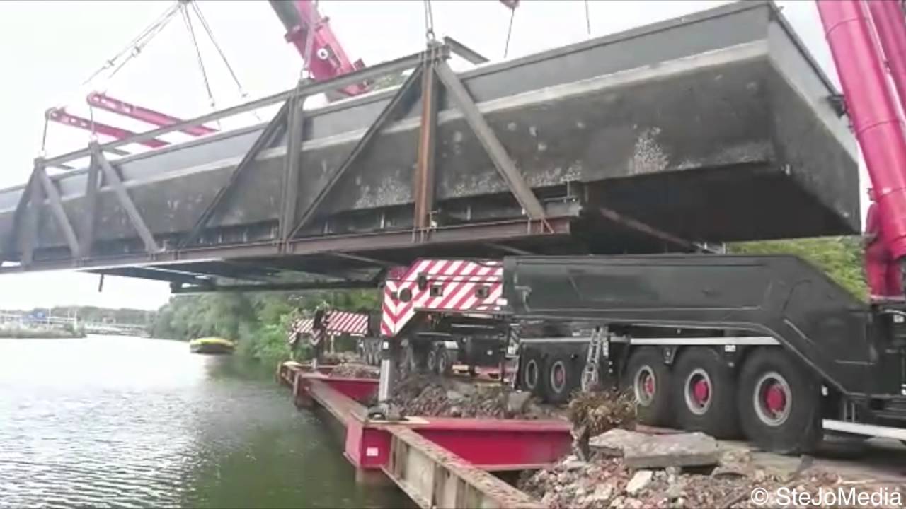 Mammoet lifting a floating swimming pool