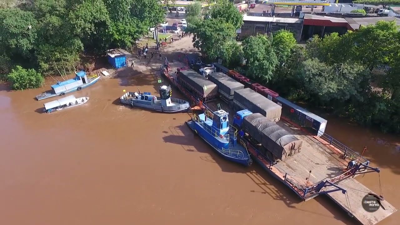 Drone filmou momento exato da balsa no meio da enchente no Rio Uruguai