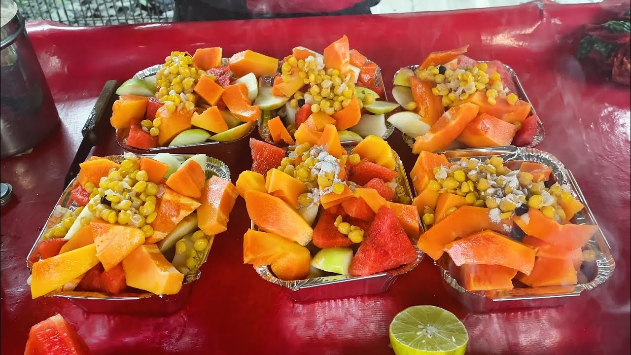 Roadside Fresh Fruit Chaat | 100 years old Mixed Fruit Chaat wala In Delhi | Indian Street Food