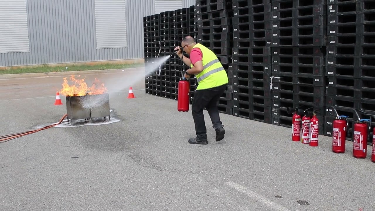 utilisation d'un extincteur &agrave; eau pulv&eacute;ris&eacute;