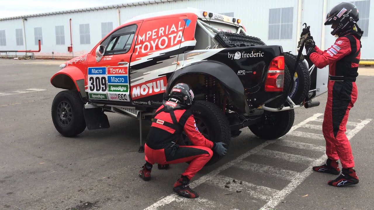 Toyota Overdrive @ Dakar: rear wheel quick change - take 2