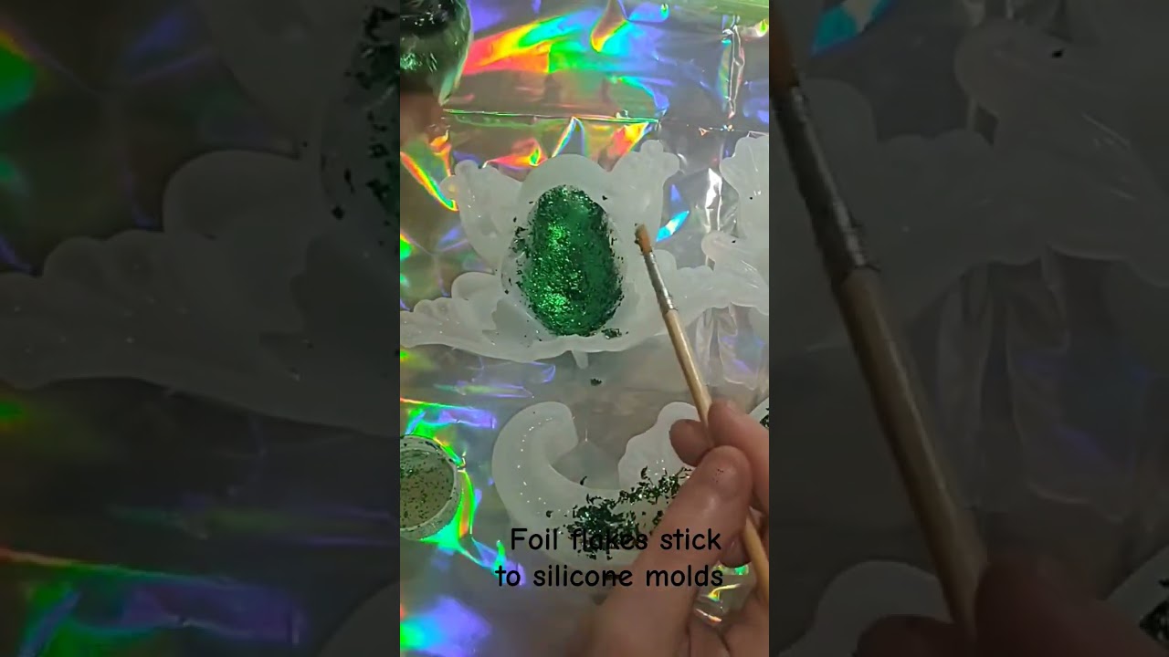 Foil flakes stick to silicone molds, Epoxy Frog. #frog #foil #foilart #foilflakes #resin #epoxy