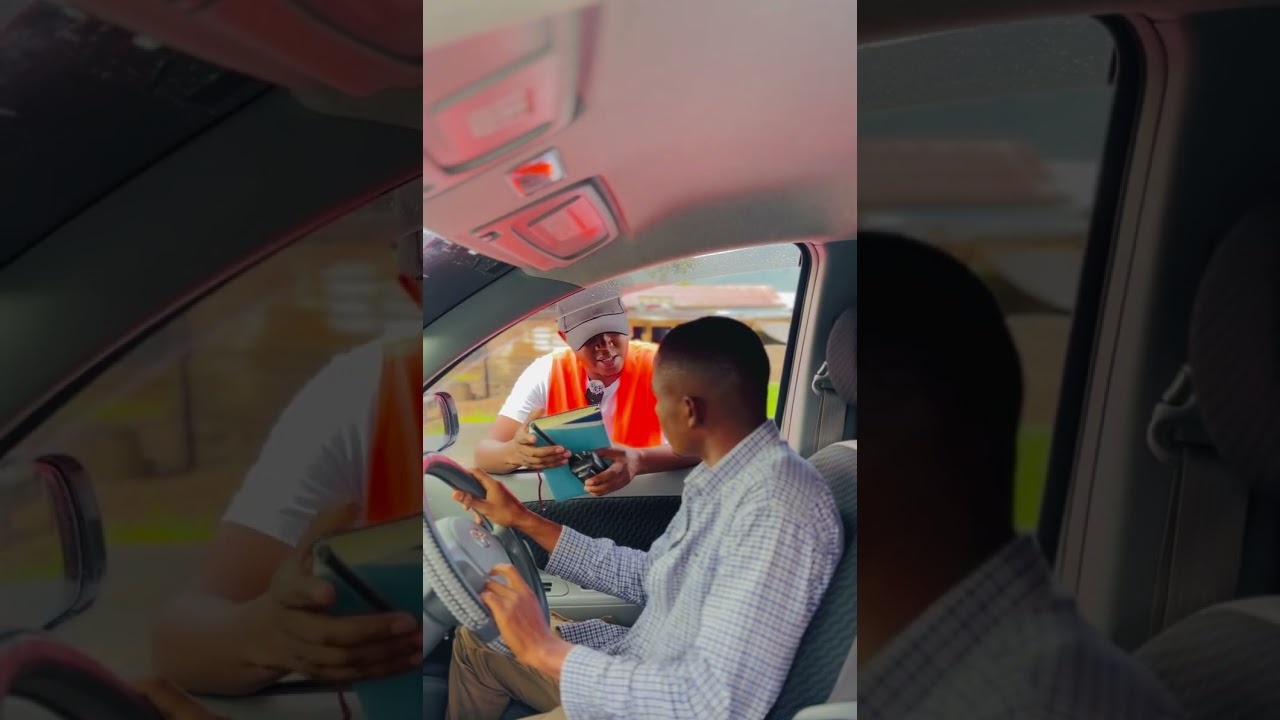 JAMAA ALIA NA POLICE WA USALAMA BARABARANI😂