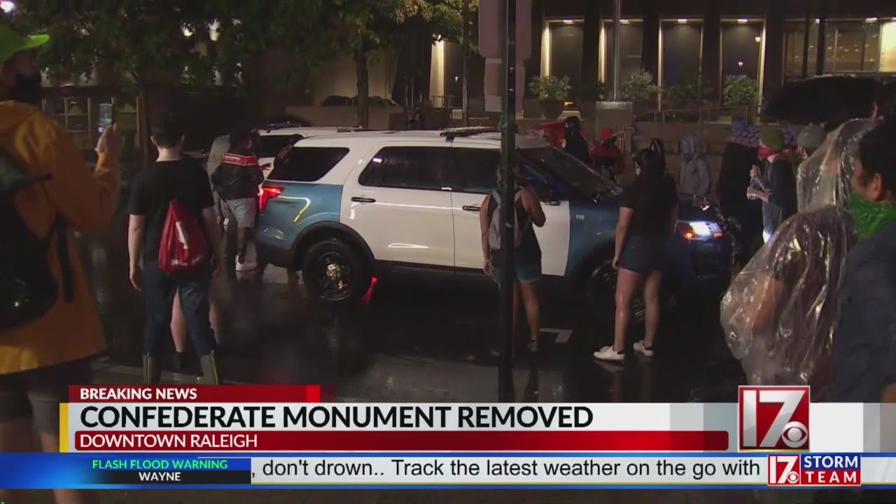Protesters force Raleigh police to retreat after taking down Confederate statues