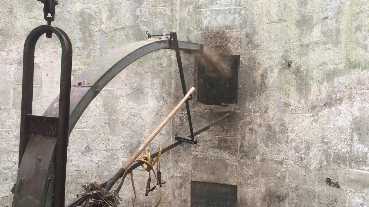 (Modified) old Badger silo unloader - unloading corn silage