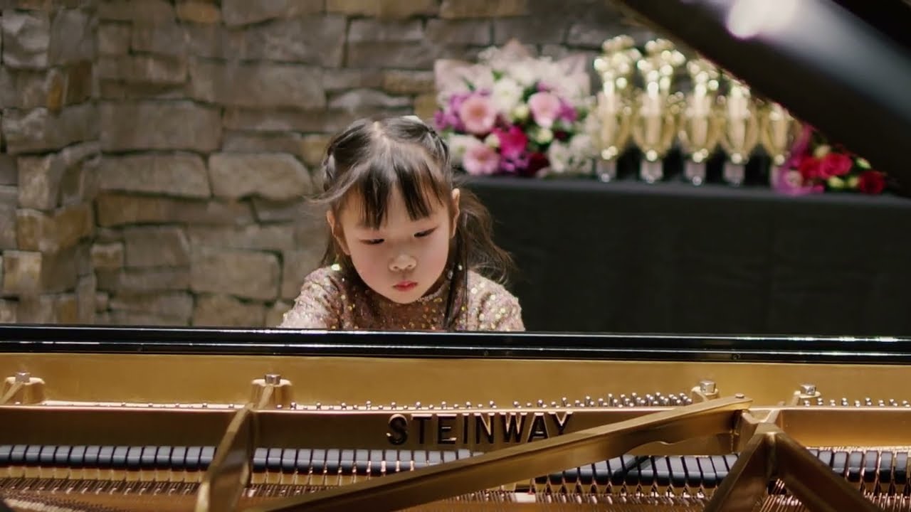 Aurora（6 yrs) plays The Swan by Catherine Rollin
