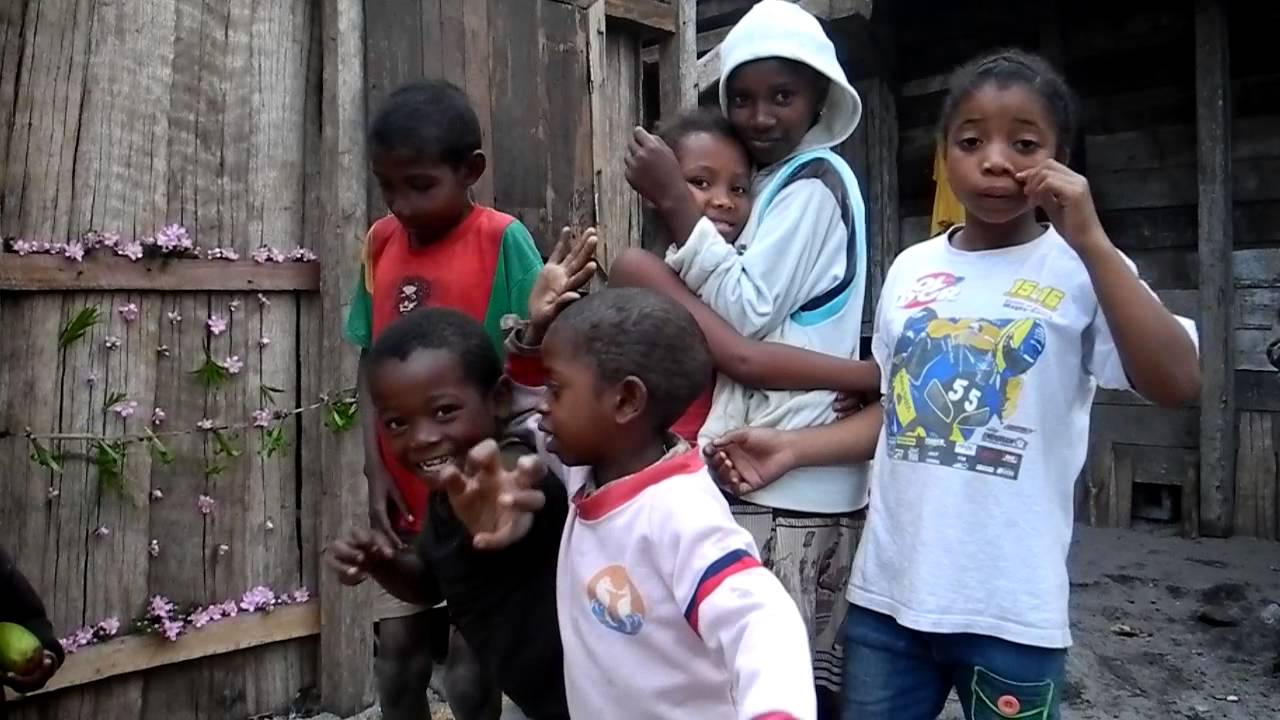 Malagasy kids dancing/hamming it up to Justin Bieber