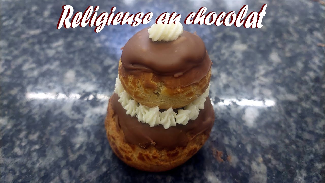 Religieuses chocolat glaçage au fondant. Chocolate nuns with fondant icing