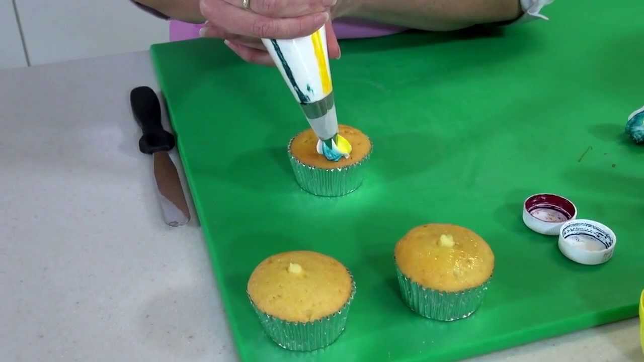 Cupcakes vullen en een 'rainbow' toef spuiten