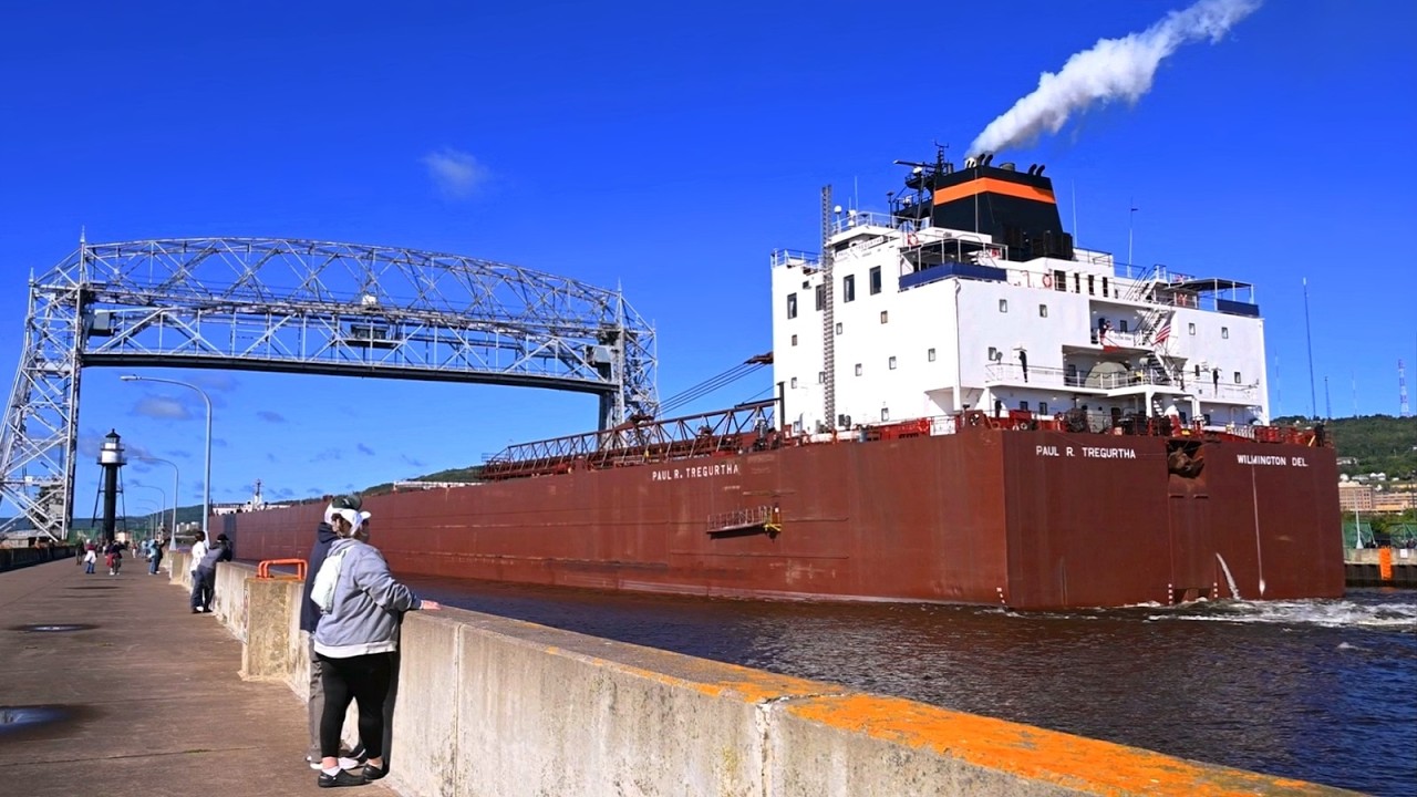 Paul R. Tregurtha - Roaring Into Duluth at Full Volume
