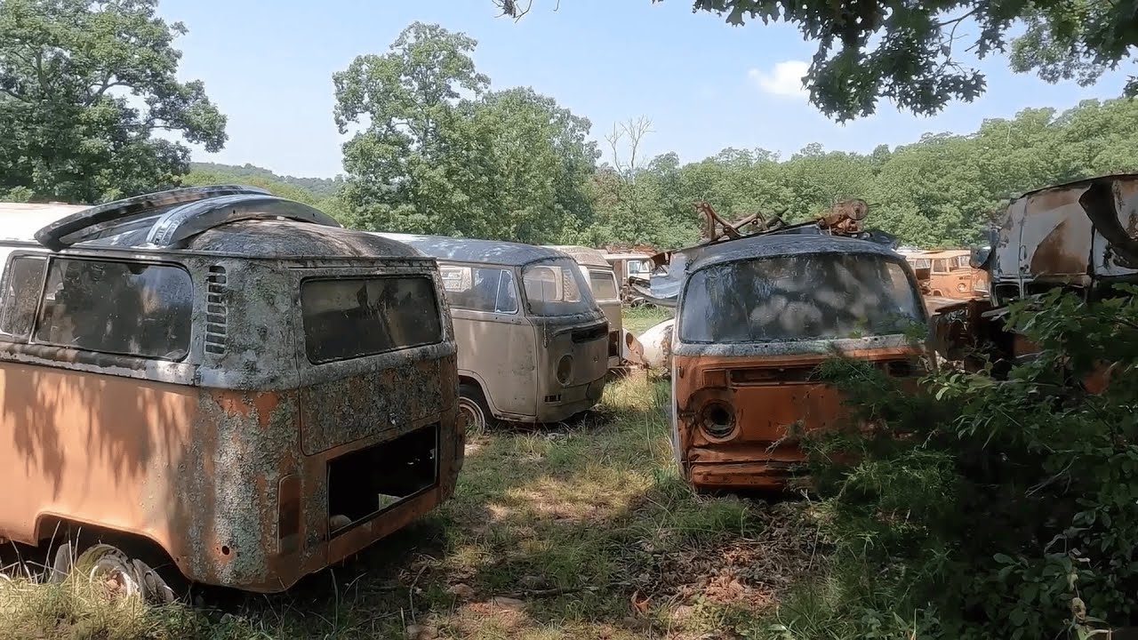 Сотни Karmann Ghia, Bulli, Beetles и...🤔: классическая свалка Volkswagen в лесу #vwbug
