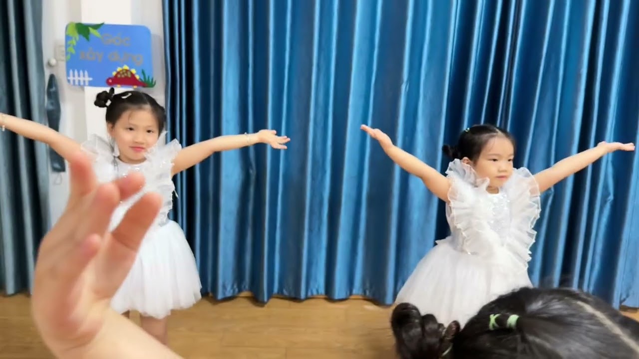 Múa : Mẹ hãy nắm chặt tay con 
