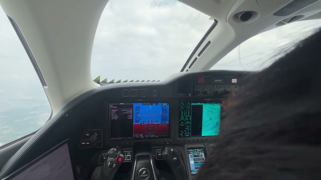JA817R Honda jet成田空港から離陸　雲を抜け青空へ