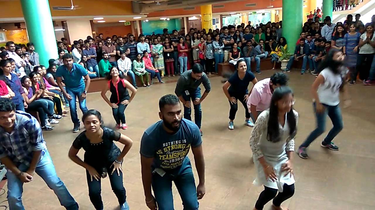 Trinfy: Flash MOB !!! Inzync: Dum Maaro Dum!!!