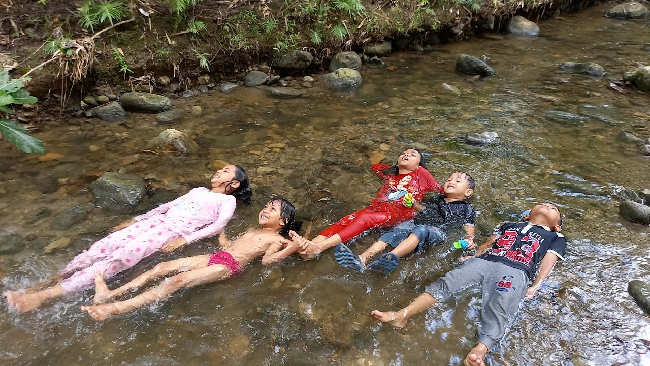 Serunya Bocah-bocah Mandi Sungai