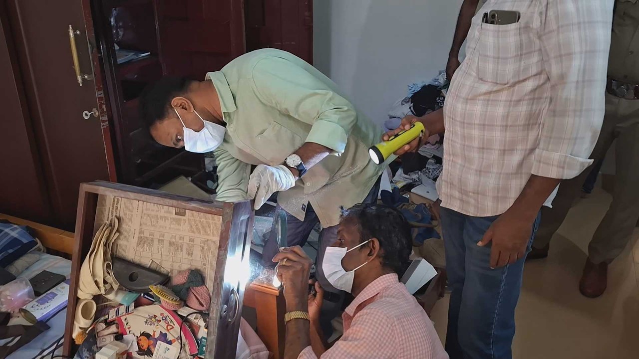 വാതിൽ തകർത്തു, സാധനങ്ങൾ വലിച്ചിട്ട് നിലയിൽ;ചെക്കോട്ടി ബസാറിൽ വീട്ടിൽ നിന്നും സ്വർണവും പണവും കവർന്നു