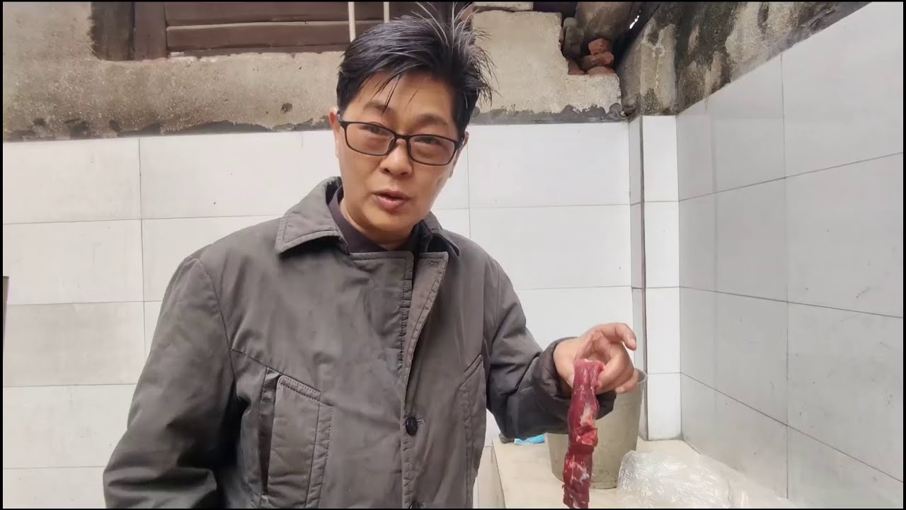 九九一斤牛肉配三斤芹菜，咔嚓咔嚓胃口大开，米饭满口都香喷喷 这味道就是香，爱了爱了