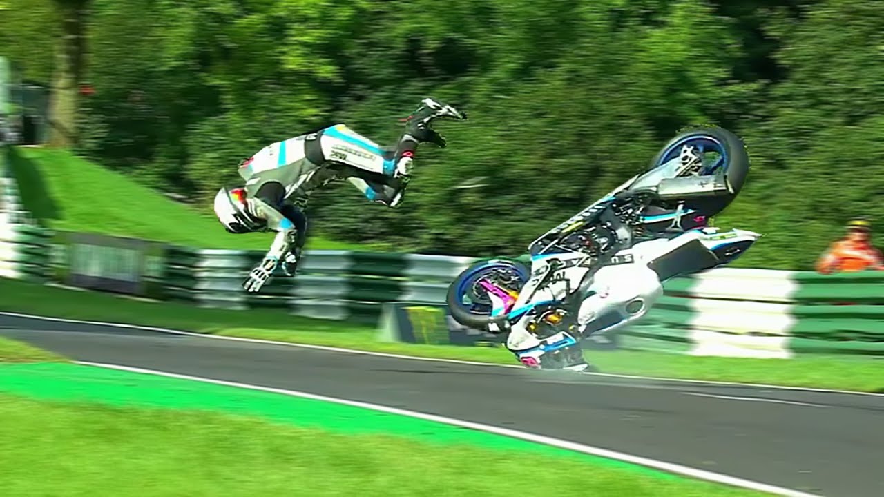 【Crash Hotspot】Cadwell Park Mountain Jump Crash Compilation
