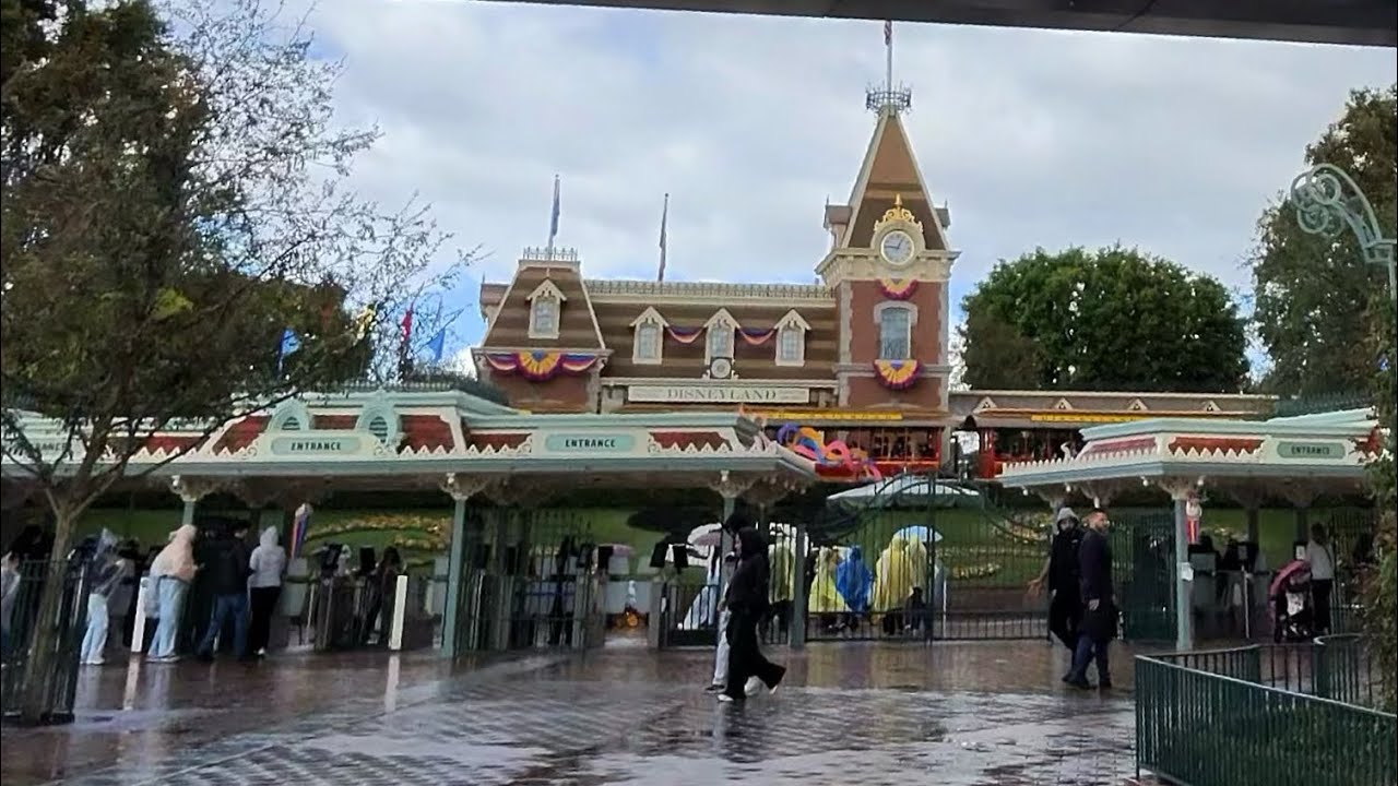 #Disneyland #DisneyAdults #ThemePark #DisneyVlog ￼#atozears 