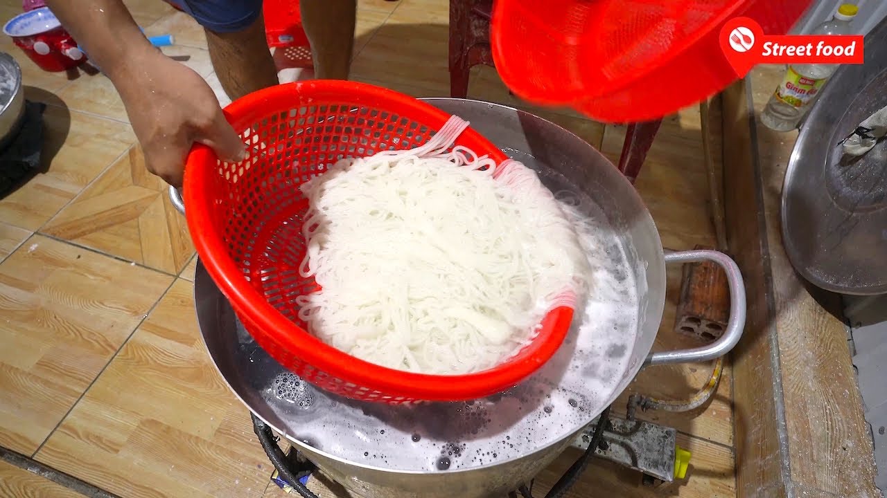 Đây là cảnh làm bánh canh truyền thống bằng nhiều cách khác nhau kỳ lạ nhất Việt Nam