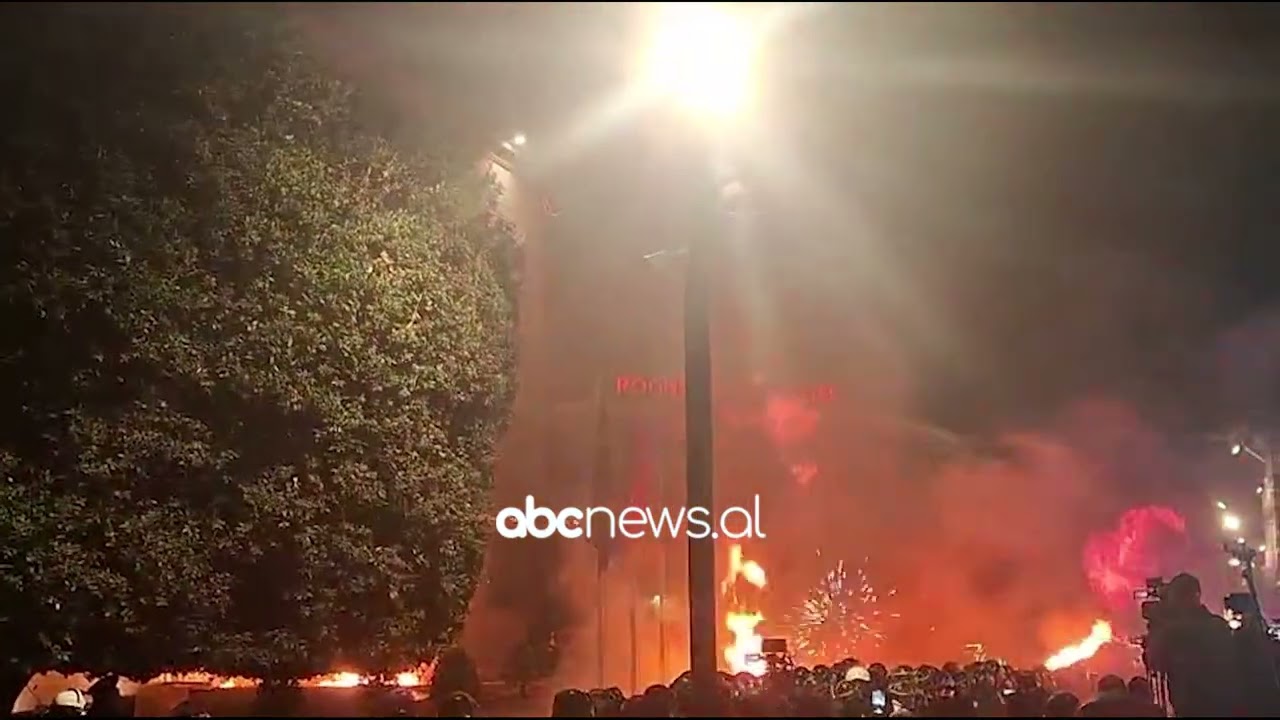 Protesta e PD/Skenari i njëjti, pas fjalës së Berishës, grupi i molotovit i drejtohet kryeministrisë