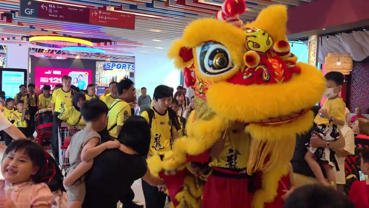 Lion Dance (Múa Lân 舞獅) by 龙的传人 Long De Chuan Ren @ 1 Utama Mall, Malaysia. | CNY2025 0201 (8K)