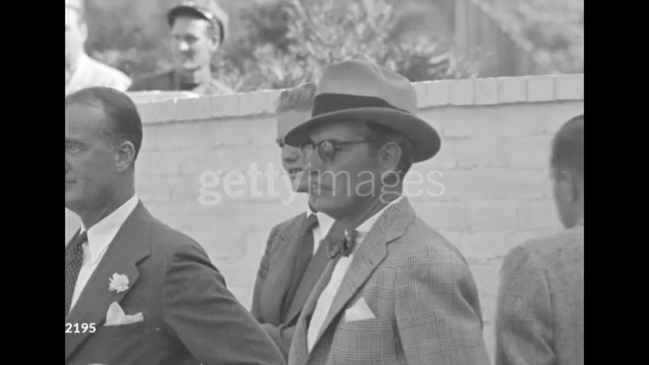 Ronald Colman spotted at a tennis match, 1937 💖