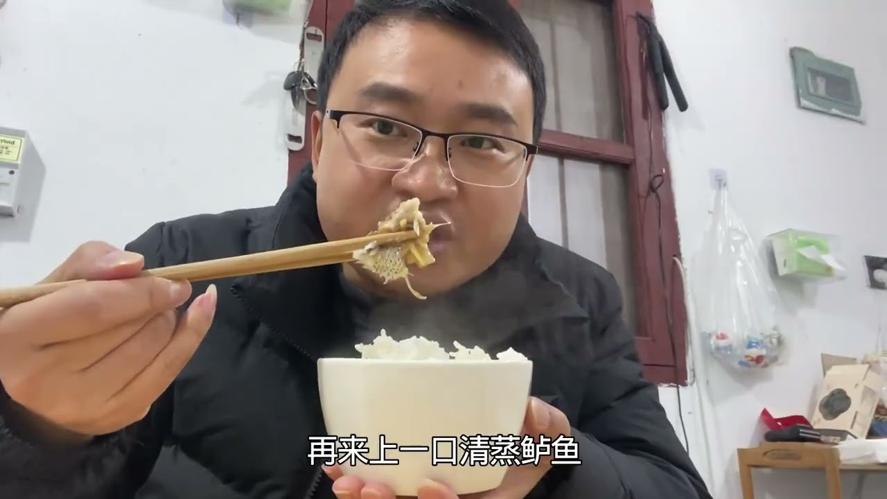 上海打工：工厂下班早，4只螃蟹1条鲈鱼，两口子过得真潇洒 #美食
