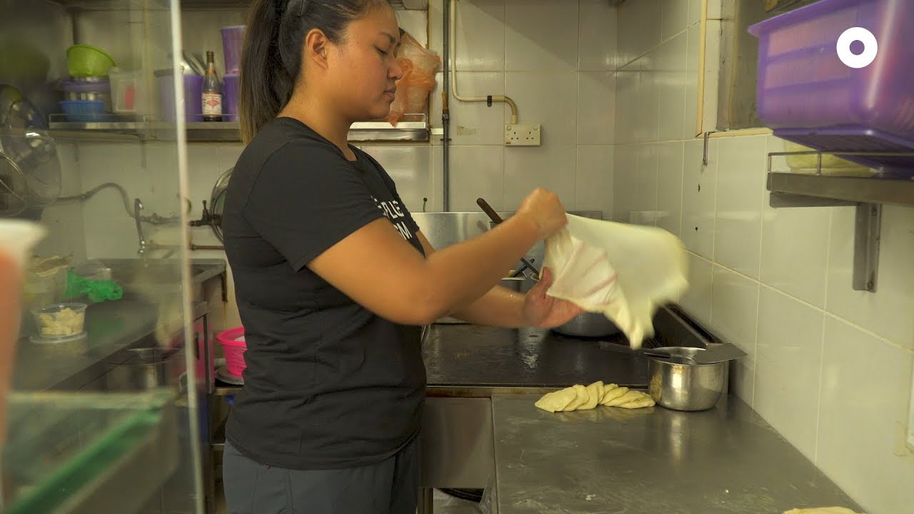 A Mother-Daughter Prata Flipping Duo | Nur Indah Kitchen @ Abang Wan's Prata