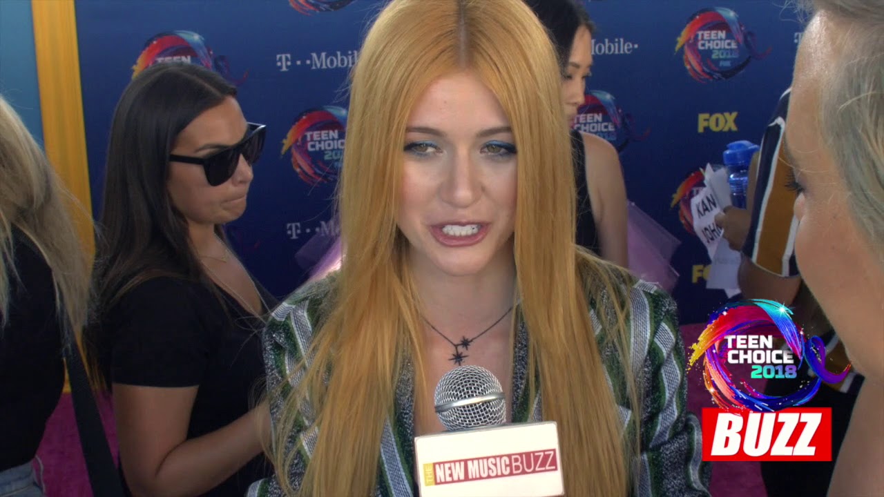 Teen Choice Awards 2018 Clip | Emeraude Toubia and Katherine McNamara