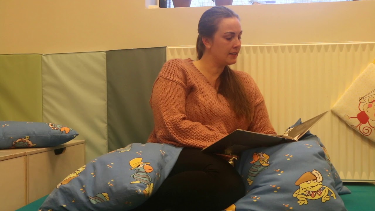 Aksel elsker biler med Laila
