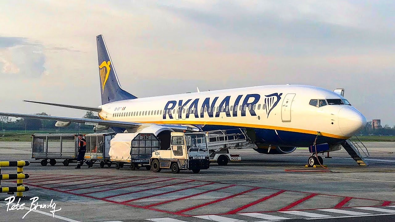 TRIP REPORT | Ryanair | Boeing 737-800 (old cabin) | Prague - Malaga | how is Ryanair
