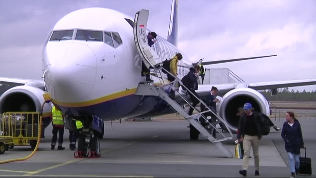 Ryanair erk&auml;nner fackf&ouml;rbund f&ouml;r f&ouml;rsta g&aring;ngen - Nyheterna (TV4)