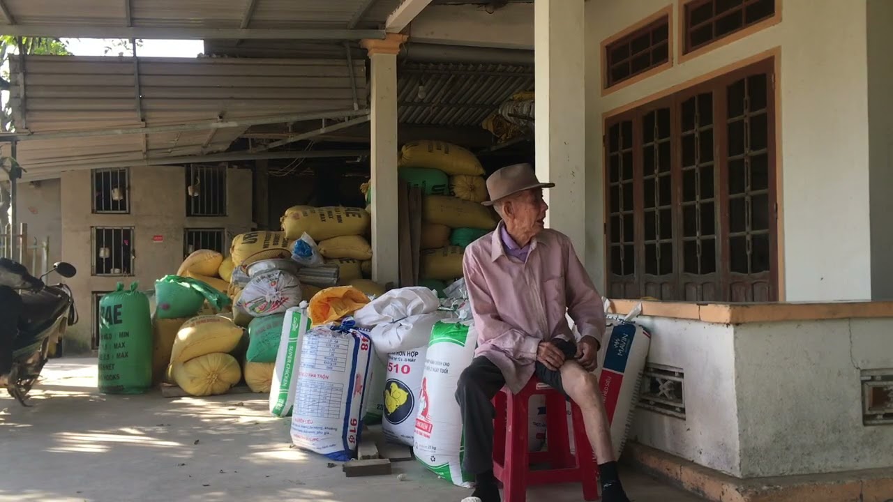 Người già Việt Nam Nghỉ ngơi thanh bạch