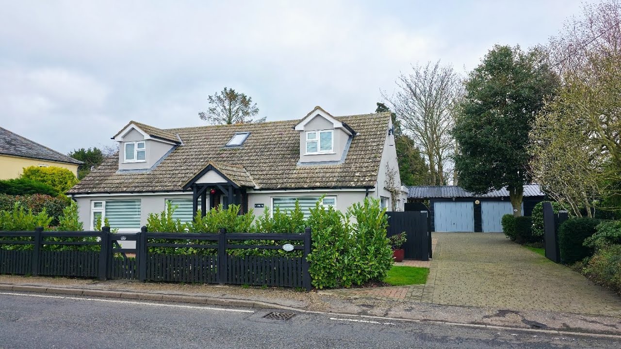 SEMI-RURAL THREE BEDROOM DETACHED CHALET WITH WITH DOUBLE GARAGE IN TENDRING